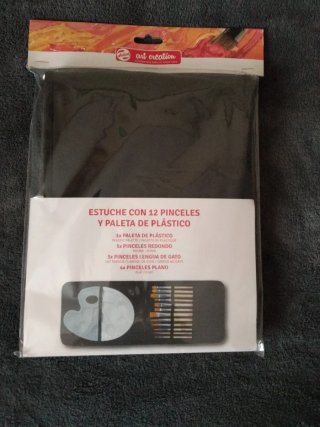 Estuche con 12 Pinceles y Paleta. A ESTRENAR.