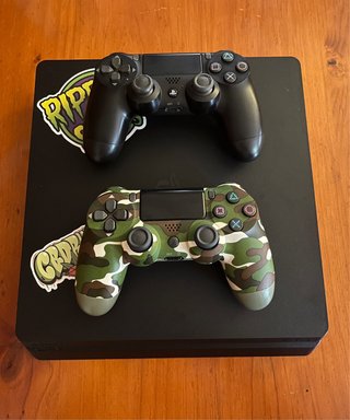 PlayStation 4 Slim con 2 mandos