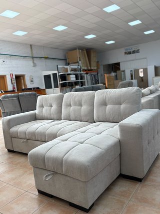 Sofá beige + cama y baúl moderno.