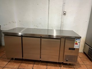 Bajo mostrador refrigerado de 3 puertas