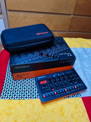 Caja de ritmos Roland T-8 Aira