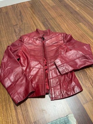Cazadora de piel roja