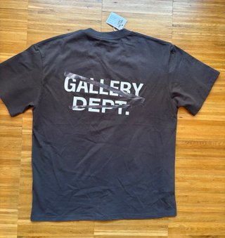 Camiseta Gallery Dept. Gris Oscuro