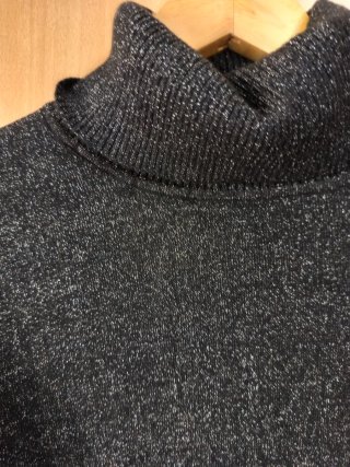 Jersey fino negro y plateado con cuello