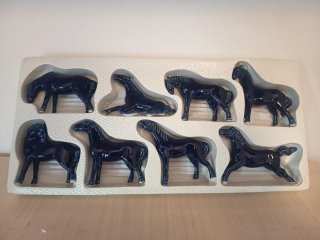 Set de 8 Caballos de Porcelana Azul 1