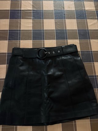 Falda de cuero negra con cinturón