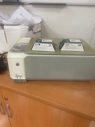 Impresora HP con cartuchos de tinta
