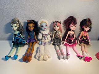 Set di sei bambole Monster High in collezione con abbigliamento e accessori caratteristici