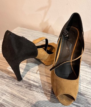 Zapatos de tacón bicolor talla 40