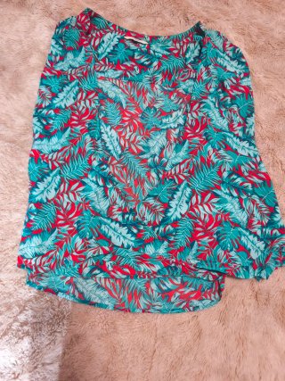 Blusa fluida con estampado tropical
