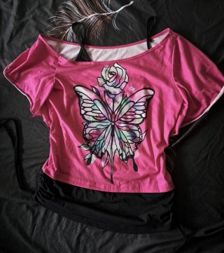 Camiseta Y2K Asimétrica con Mariposa
