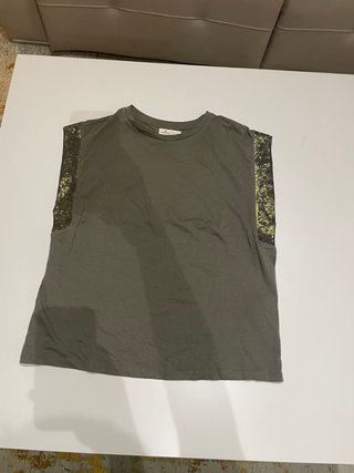 Camiseta Verde con Detalles en Hombros