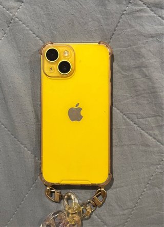 iPhone 14 Amarillo, con 16 fundas, tres originales