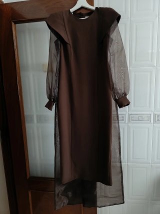 Vestido Marrón con Mangas Transparentes