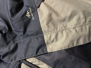 Chubasquero Quechua Azul y Gris