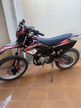 Moto Enduro Beta Negra y Roja