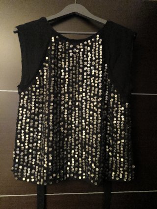 Blusa negra con lentejuelas