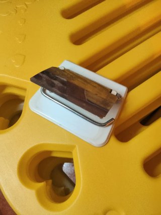 Portarrollos antiguo de madera y plástico