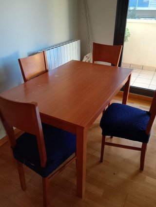 Mesa de comedor con 4 sillas de madera