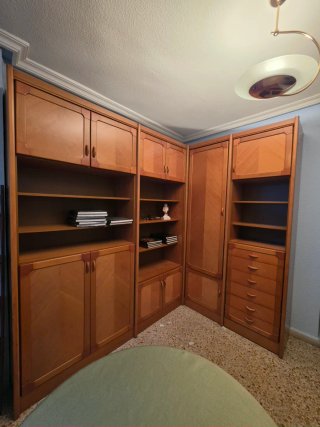 Mueble esquinero de madera con almacenaje