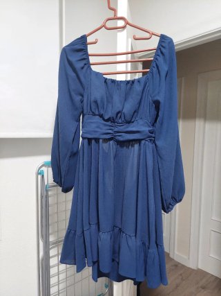 Vestido Azul con Escote Cuadrado