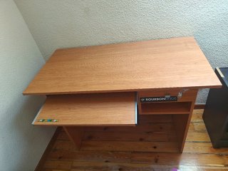 Escritorio de madera con bandeja y cajón