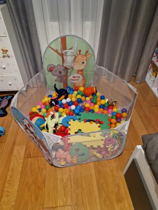 Parque de bolas infantil con canasta