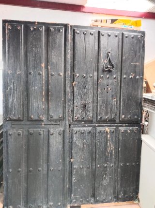 Puerta Rústica Antigua con Clavos de Metal
