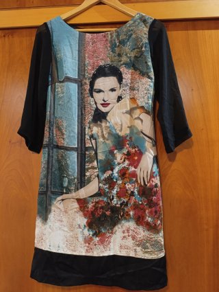 Vestido corto estampado con cara de mujer