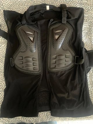 Protector de pecho para moto