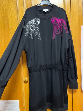 Vestido Minueto Negro con Estampado de Tigres
