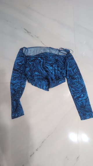 Top azul estampado de manga larga