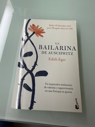 Libro La bailarina de Auschwitz con sello dl campo