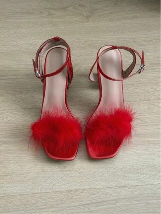 Zapatos Rojos con Plumas y Tacón Ancho