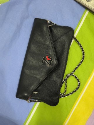 Bolso de mano negro con cadena