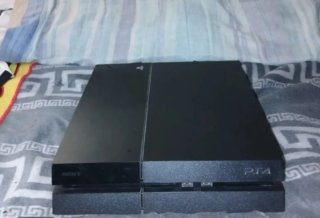 PS4  1TB Negra no tiene mando ni cables funcionand