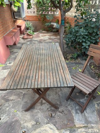Mesa de madera y 2 sillas plegables