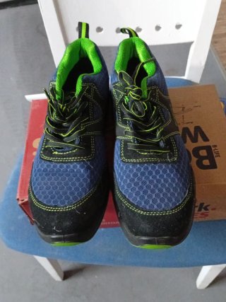 Zapatos de seguridad azul y verde