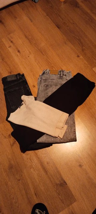 Lote de ropa: 2 vaqueros, falda y camiseta