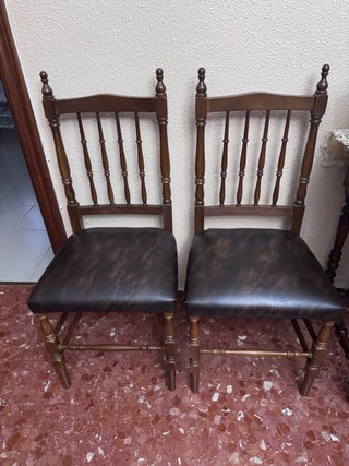 Juego de 6 sillas clásicas de madera.