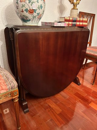Mesa de madera con alas abatibles