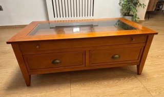 Mesa baja de madera con cristal