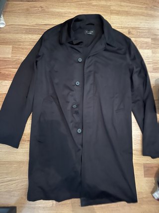 Gabardina impermeable negra Zara