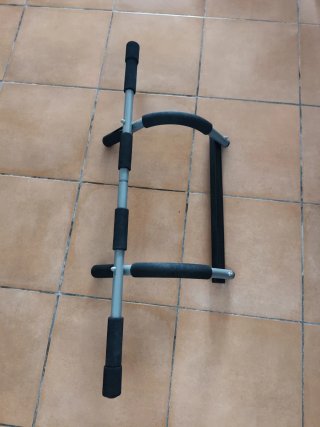Barra de dominadas multifuncional para puerta