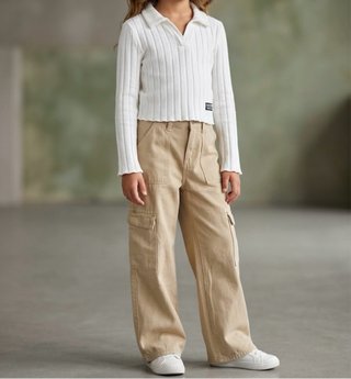 Conjunto de Niña: Jersey Blanco y Pantalón Cargo