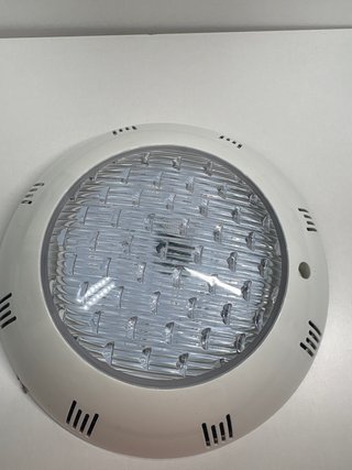 Luz para piscina con diferentes colores y mando