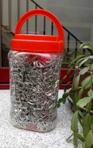 Bote con anillas de latas