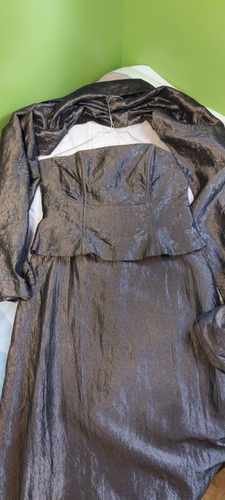 Vestido de fiesta, corpiño y falda con chal