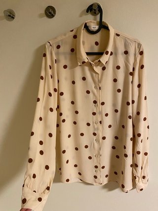 Camisa Mango beige con lunares