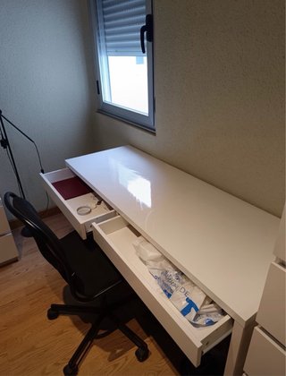 Mesa de escritorio blanca con silla